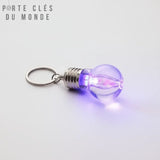 Porte clé ampoule lumineuse allumée en violet, éclairage puissant et original
