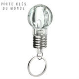 Porte clé ampoule lumineuse LED multicolore sur fond blanc, accessoire de clés pratique pour éclairer une serrure ou un sac