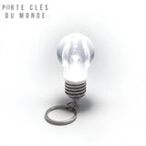 Porte clé ampoule lumineuse LED allumée en blanc, design transparent et compact sur fond blanc