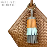 Porte clé frange cuir accroché sur sac brun, détail chic et raffiné pour accessoire de sac