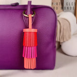Porte clé frange cuir accroché sur sac mauve, accessoire féminin élégant et tendance