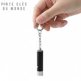 Porte clé mini lampe UV noir tenu en main,  pour voir la taille réelle et la prise en main facile