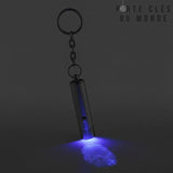 Porte clés mini lampe UV allumé en action révélant une empreinte grâce à la lumière ultraviolette