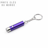 Porte clé mini lampe UV violet sur fond blanc, format compact en aluminium