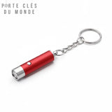 Porte clef mini lampe UV rouge sur fond blanc, éclairage ultraviolet intégré