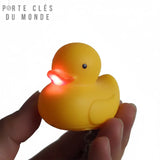 Porte clé canard lumineux allumé, LED visible dans la bouche du canard jaune, porte clé lampe original et amusant