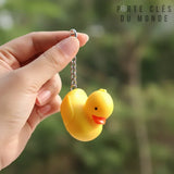 Porte clé canard lumineux tenu en main, petit canard jaune LED avec chaîne métallique, accessoire fun et pratique pour sac ou trousseau