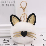 Porte clé chat pompon blanc en fourrure douce, design félin mignon avec oreille de chat , moustache et nez en coeur pour trousseau ou sac