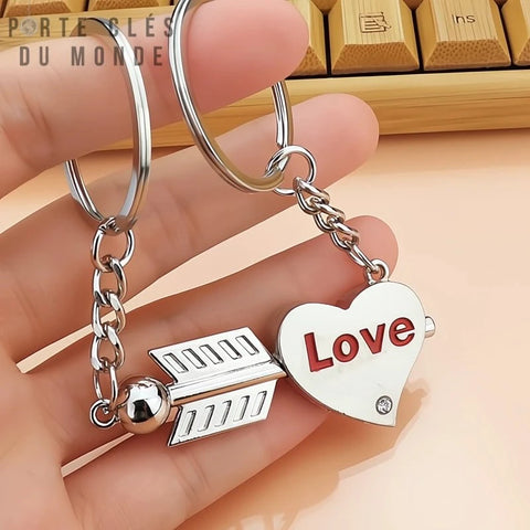 porte clé coeur couple duo tenu en main 
