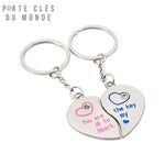 Porte Clé Couple En Forme De Cœur photographié sur fond blanc pour un rendu net