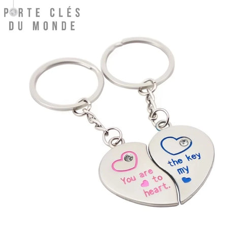 Porte Clé Couple En Forme De Cœur photographié sur fond blanc pour un rendu net