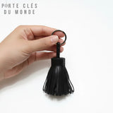 Porte clé cuir pompon tenu en main, accessoire de clés élégant en cuir pour sac ou trousseau