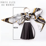 porte clé femme cuir sur fond blanc avec dimensions affichés 