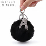 Porte clé femme pompon avec lettre A tenu en main, accessoire féminin personnalisé en fourrure douce