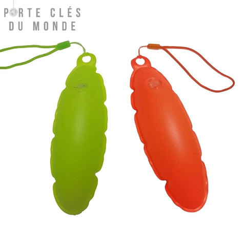 Porte clés flottant gonflable orange et vert côte à côte