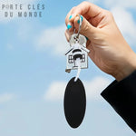 Porte clé flottant noir tenu en main avec trousseau et clés