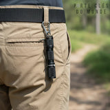 Porte clé lampe torche accroché à un pantalon, accessoire de clé lumineux portable pour le quotidien