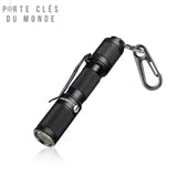 Porte clé lampe torche sur fond blanc, mini lampe LED compacte et robuste