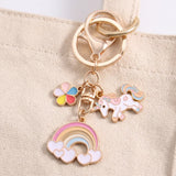Porte-clé licorne arc-en-ciel accroché à un sac en toile