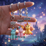 Trio de porte-clés licorne Best Friends Forever tenu dans une main, avec licornes bleue, rose et jaune