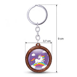 Dimensions du porte-clé licorne en bois : 9 cm de hauteur et médaillon de 3,7 cm