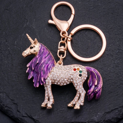 Porte clé licorne grande crinière violette à finition dorée, serti de strass, avec anneau et mousqueton