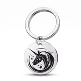 Porte clé licorne en métal argenté avec médaillon rond gravé d’une tête de licorne entourée d’étoiles