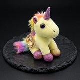 Porte clé licorne en peluche brillante jaune avec corne violette, queue multicolore et anneau doré