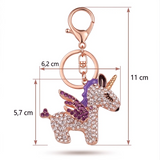Dimensions du porte-clé licorne Perle : hauteur totale de 11 cm, pendentif de 6,2 cm de large sur 5,7 cm de haut