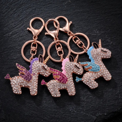 Trois porte-clés licorne ailée ornés de strass, avec ailes roses, bleues et violettes