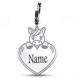 Porte-clé licorne personnalisé à finition argentée, licorne souriante tenant un cœur avec inscription « Name »