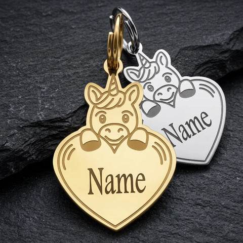 Porte-clé licorne personnalisé en finitions dorée et argentée, avec cœur portant l’inscription « Name » sur fond sombre