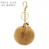 Porte clé licorne pompon camel sur fond blanc, bijou de clés licorne élégant et original