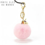 Porte clé licorne pompon rose pastel sur fond blanc, accessoire féerique doux pour trousseau ou sac