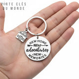 Porte-clé nouvelle maison "new home new adventures" en métal gravé, 800x800 WebP. Idéal pour un cadeau d'emménagement ou un agent immobilier, tenu dans une main sur fond blanc.
