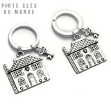 deux Porte clé maison avec une clé et une petite maison accrochée sur le porte clés sur un fond blanc parfait pour la nouvelle maison d'un couple