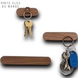 Porte clé mural aimanté en bois clair, fixé au mur et retenant plusieurs trousseaux de clés. Design minimaliste et moderne pour l'entrée.