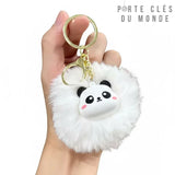 Porte-clés panda pompon blanc tenu en main, accessoire doux avec perles décoratives pour sac ou trousseau