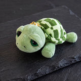 Porte clé peluche tortue verte avec carapace à motifs et grands yeux brillants