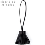 Porte clé pompon cuir noir sur fond blanc, accessoire de clés élégant en cuir fait main