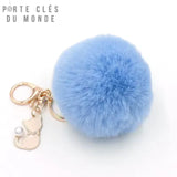 porte clé pompon en fausse fourrure bleu ciel sur fond blanc 