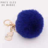 porte clé pompon fourrure bleu roi avec mousqueton et breloque chat 