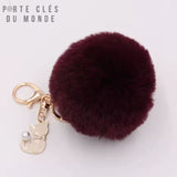 porte-clés pompon fourrure bordeau avec mousqueton et breloque chat doré 