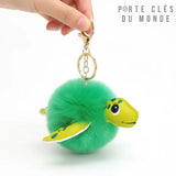 Porte clé tortue pompon tenu en main, accessoire doux et coloré pour sac ou trousseau de clés