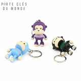 Porte clé singe lumineux avec les trois couleurs visibles, noir violet et bleu ciel