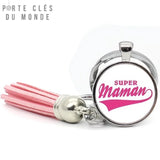 Porte clé super maman sur fond blanc avec message coloré et pompon rose, accessoire cadeau pour maman