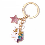 Porte-clé tête de licorne étoilé avec étoile rose pailletée, chaîne et anneau à finition dorée sur fond blanc