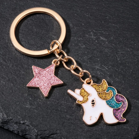 Porte-clé tête de licorne étoilé, tête blanche à crinière dorée, turquoise et violette pailletée sur fond sombre