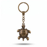 Porte clé tortue antique avec finition bronze vieilli et anneau rond sur fond blanc