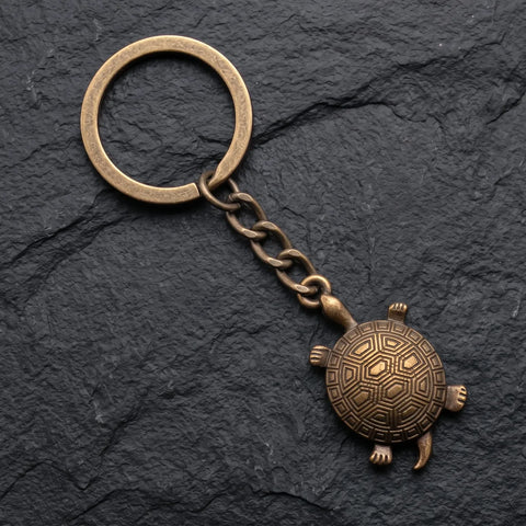 Porte clé tortue antique en métal bronze vieilli sur fond ardoise